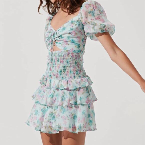 ASTR Dresses & Skirts - New ASTR Garland Floral Front Cutout Puff Sleeve Mini Dress in Mint Size M